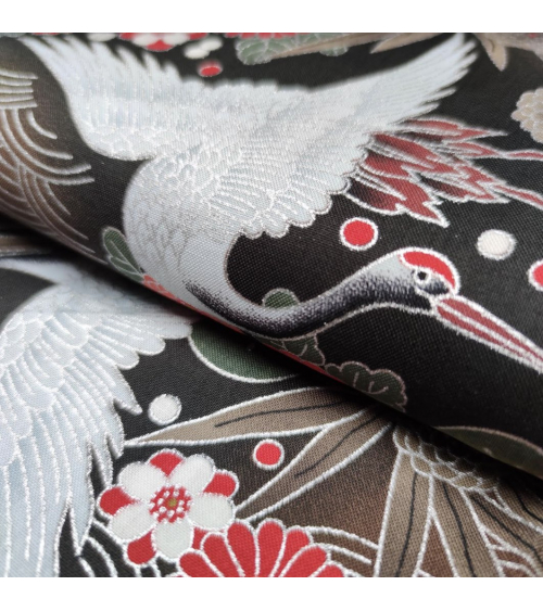 Tela japonesa de grullas en negro y castaño con detalles en plata.