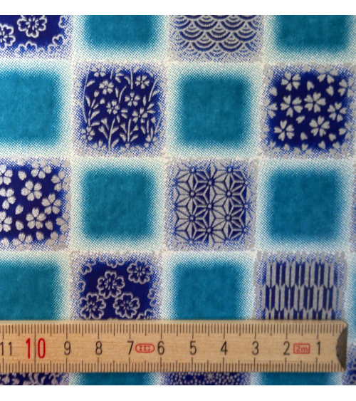 Papel japonés Chiyogami cuadrados con motivos tradicionales sobre fondo azul