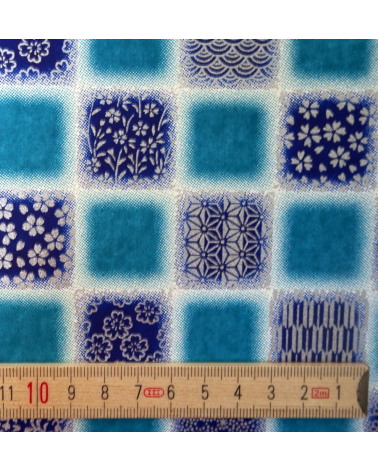 Papel japonés Chiyogami cuadrados con motivos tradicionales sobre fondo azul