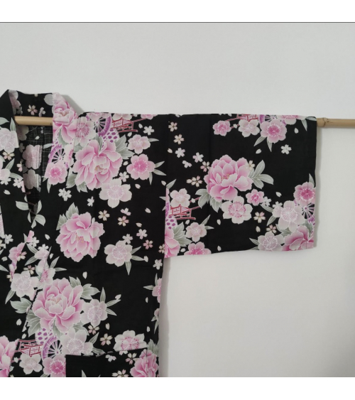 Jinbei japonés de mujer negro con peonías en rosa
