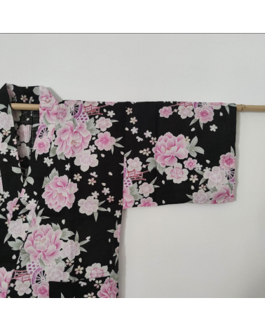 Jinbei japonés de mujer negro con peonías en rosa