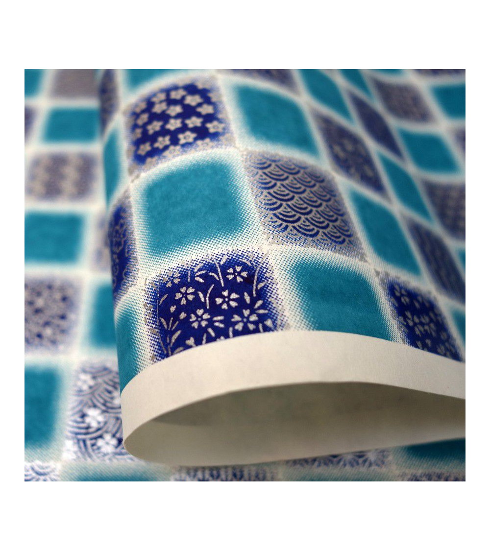 Papel japonés Chiyogami cuadrados con motivos tradicionales sobre fondo azul