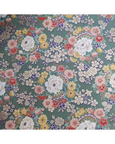 Tela japonesa de Flores multicolores y doradas sobre verde.