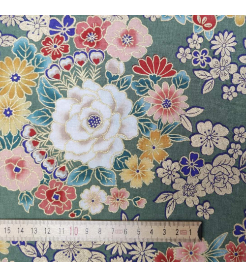 Tela japonesa de Flores multicolores y doradas sobre verde.