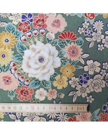 Tela japonesa de Flores multicolores y doradas sobre verde.