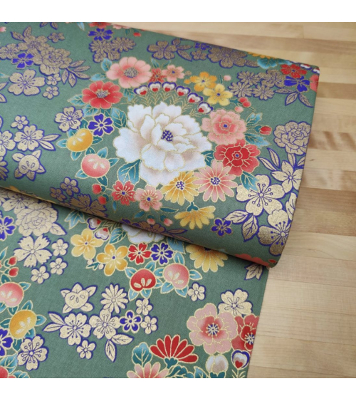 Tela japonesa de Flores multicolores y doradas sobre verde.