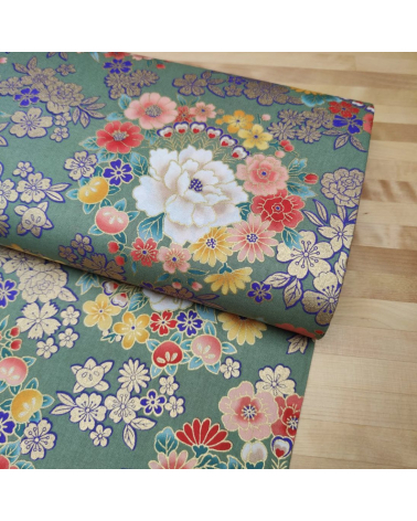 Tela japonesa de Flores multicolores y doradas sobre verde.