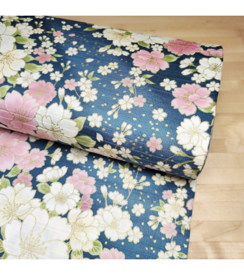 Tela japonesa en Satin de algodón "Hanafubuki" (Lluvia de pétalos) en azul petróleo.
