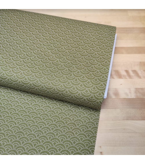 Tela japonesa de algodón "seigaiha" de puntitos en verde.