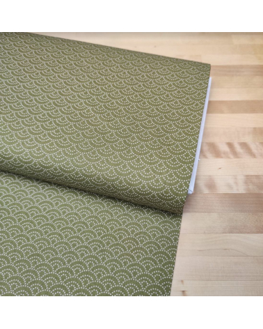 Tela japonesa de algodón "seigaiha" de puntitos en verde.