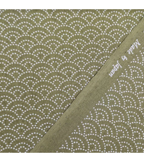 Tela japonesa de algodón "seigaiha" de puntitos en verde.