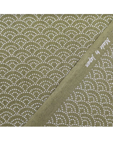 Tela japonesa de algodón "seigaiha" de puntitos en verde.