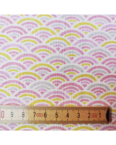 Tela japonesa en dobby de algodón "Seigaiha" en rosa y amarillo.