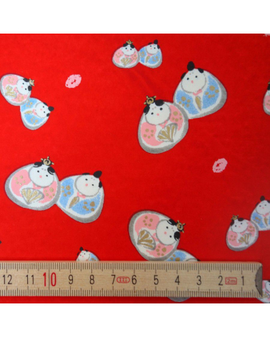 Papel japonés chiyogami hinamatsuri emperador y emperatriz sobre fondo rojo
