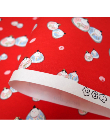 Papel japonés chiyogami hinamatsuri emperador y emperatriz sobre fondo rojo