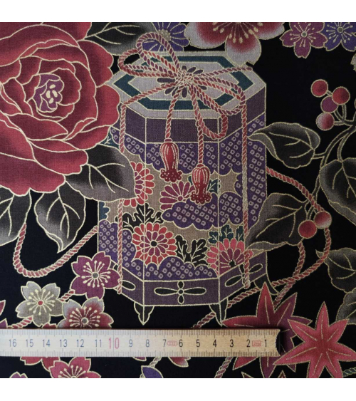 Tela japonesa de rosas en negro.
