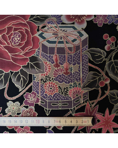 Tela japonesa de rosas en negro.