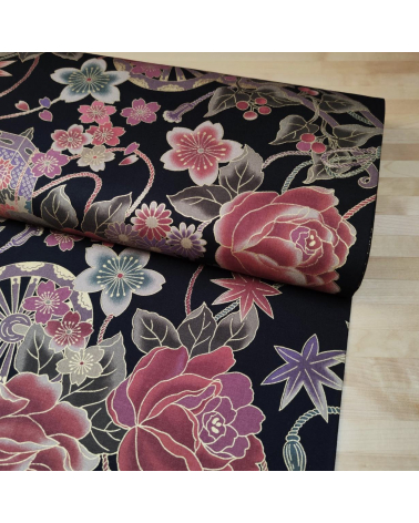 Tela japonesa de rosas en negro.