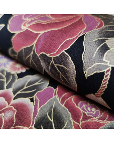 Tela japonesa de rosas en negro.