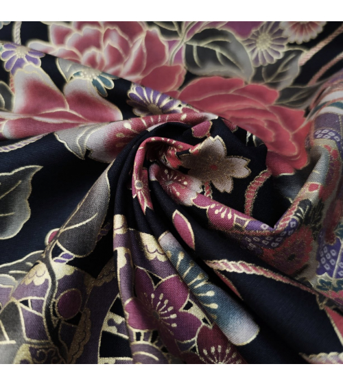 Tela japonesa de rosas en negro.