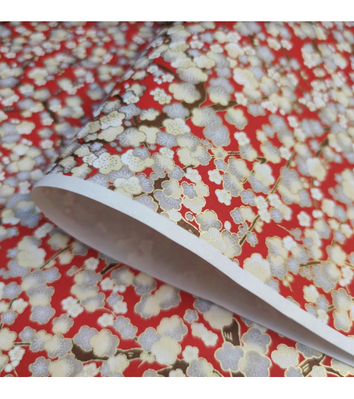 Papel japonés decorativo de ume gris y marfil sobre fondo rojo