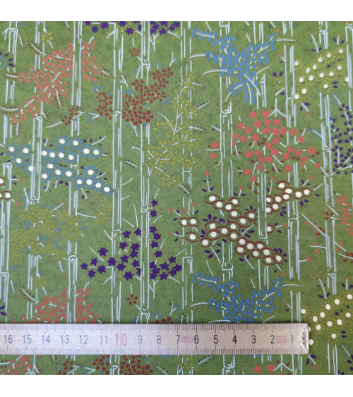 Chiyogami japonés de bambú y flores multicolores sobre verde
