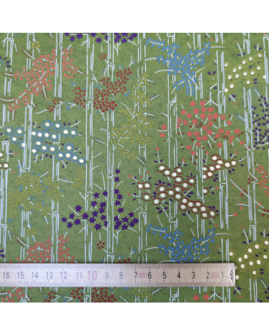 Chiyogami japonés de bambú y flores multicolores sobre verde