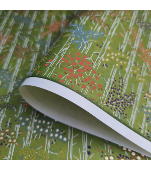 Chiyogami japonés de bambú y flores multicolores sobre verde