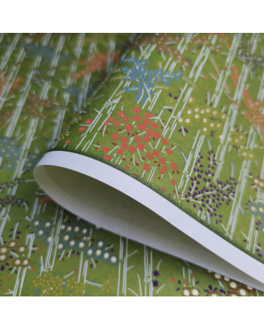 Chiyogami japonés de bambú y flores multicolores sobre verde