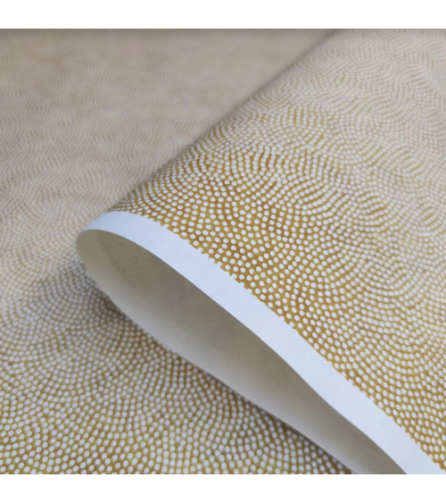 Papel japonés Chiyogami con samekomon de puntitos sobre fondo mostaza.