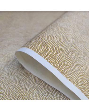 Papel japonés Chiyogami con samekomon de puntitos sobre fondo mostaza.