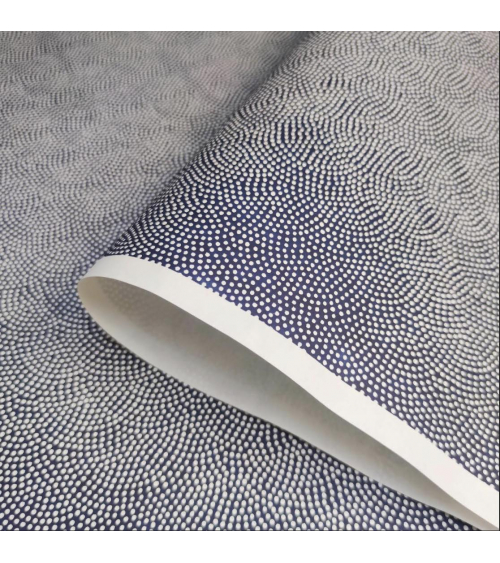 Papel japonés Chiyogami con samekomon de puntitos sobre fondo azul oscuro.