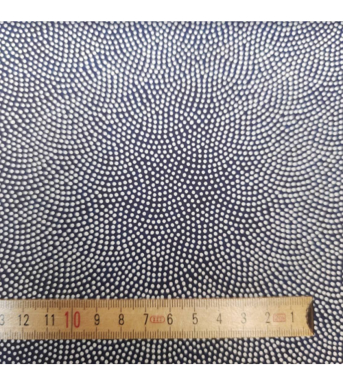 Papel japonés Chiyogami con samekomon de puntitos sobre fondo azul oscuro.