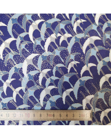 Papel japonés Chiyogami con grullas al vuelo sobre fondo azul.