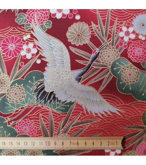 Tela japonesa de algodón de grullas en rojo con detalles en oro