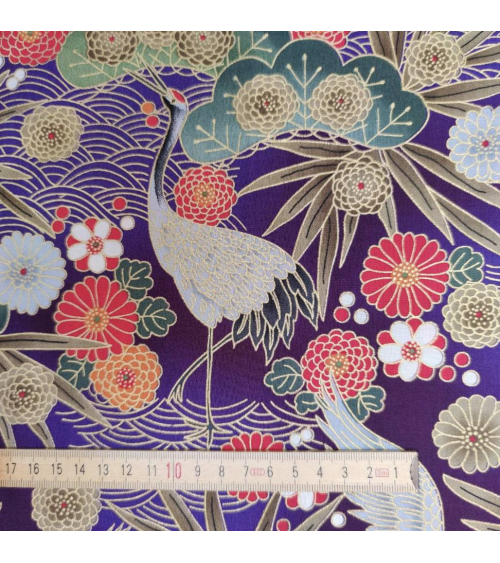 Tela japonesa de algodón de grullas en violeta con detalles en oro
