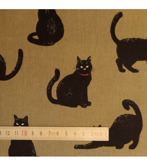 Tela japonesa "Gatos" en verde kaki.
