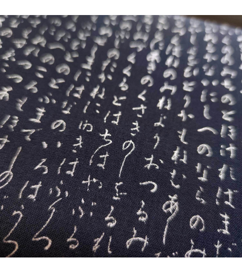 Tela japonesa. Hiragana azul navy y plata.
