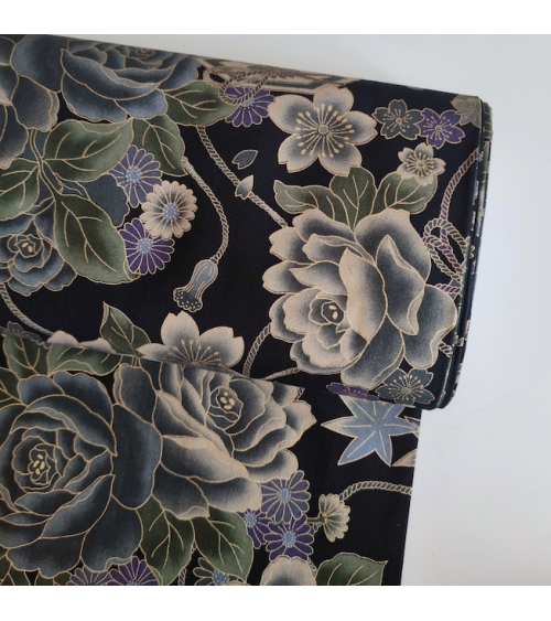 Tela japonesa de rosas azuladas en negro.