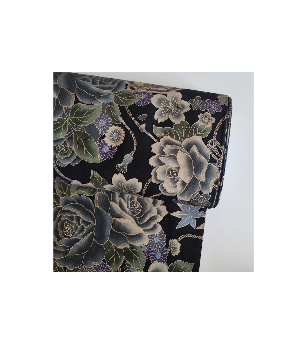 Tela japonesa de rosas azuladas en negro.