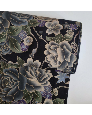 Tela japonesa de rosas azuladas en negro.