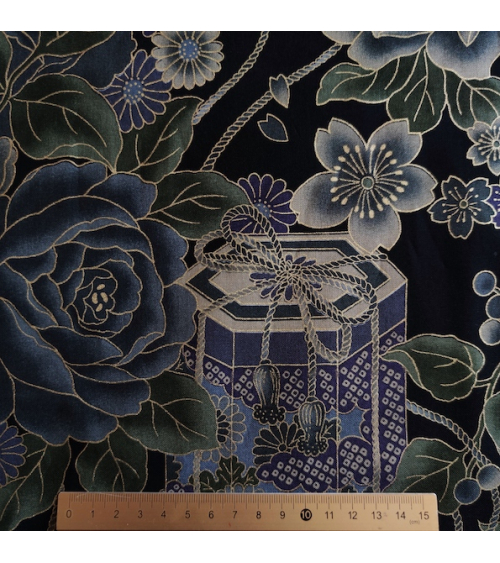 Tela japonesa de rosas azuladas en negro.