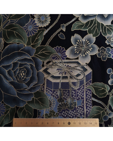 Tela japonesa de rosas azuladas en negro.