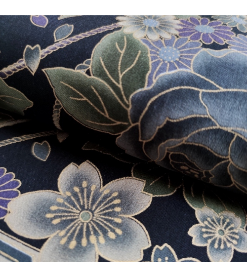 Tela japonesa de rosas azuladas en negro.
