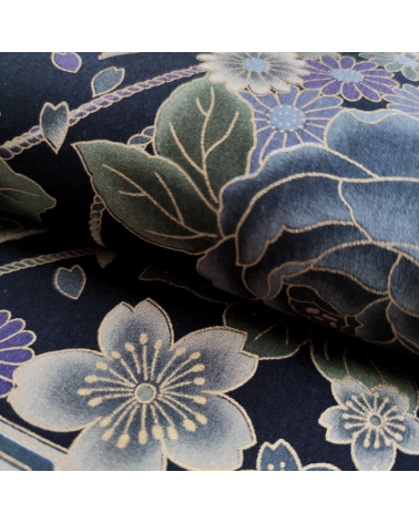 Tela japonesa de rosas azuladas en negro.