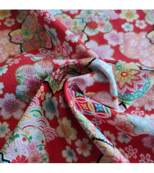 Tela Japonesa fantasía floral roja en chirimen de algodón.