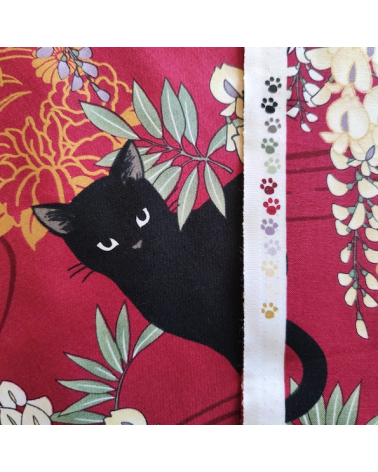 Tela japonesa. Gato negro con glicinias en Rojo.