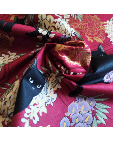 Tela japonesa. Gato negro con glicinias en Rojo.