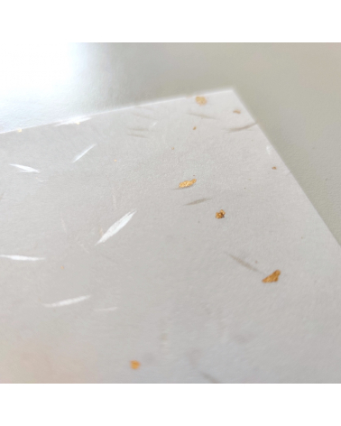 Papel Japonés washi AWAGAMI con chispitas doradas. 10 hojas.