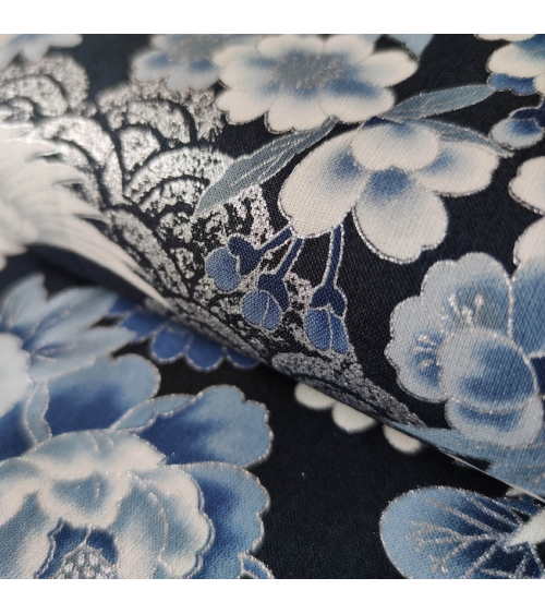 Tela japonesa de algodón "Tsuru to botan" en azules con detalles en plata.